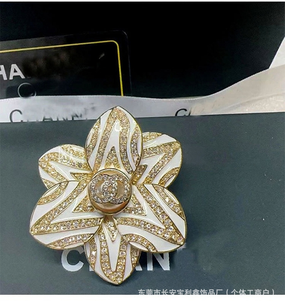 Cross-border Chanel-style brooch with a high-end, light-luxury feel, black and white enamel, rhinestones, three-dimensional petal flower brooch, wholesale from manufacturer
