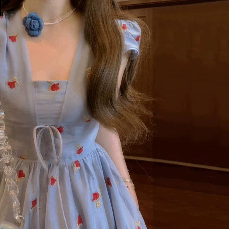 2025 новое синее платье с цветочным принтом для женщин летом, популярная в этом году элегантная короткая юбка с затягивающей талией для маленьких людей.