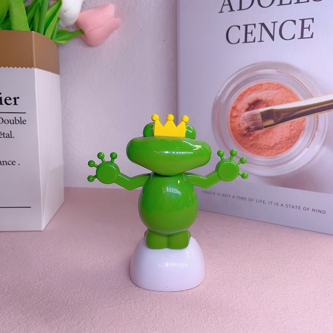 Cross-Border New Solar-Powered Frog Car Ornaments, Cartoon Doll Car Decorations, Interior Car Decorations