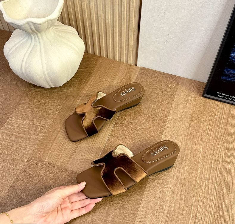 Women's Summer 2026 New Fashion High-end Flat Comfortable Sandals With Chunky Heels For Casual Beach Wear_vogvips.com
