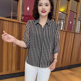 中老年妈妈七分袖衬衣2025夏季新款时尚薄款经典格子宽松小衫