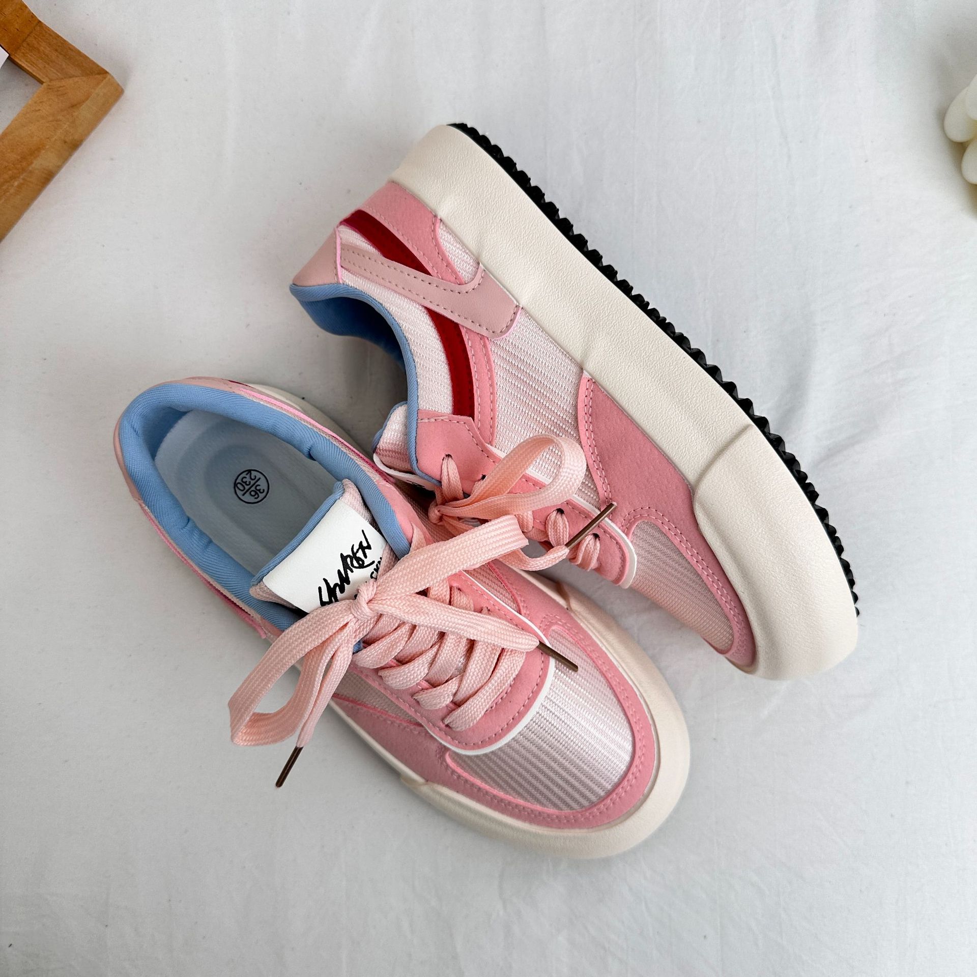 Zapatos blancos de estilo americano para mujeres 2025 primavera nuevos zapatos de skate de moda de suela gruesa para mujeres tendencia deportiva casual universal 6610