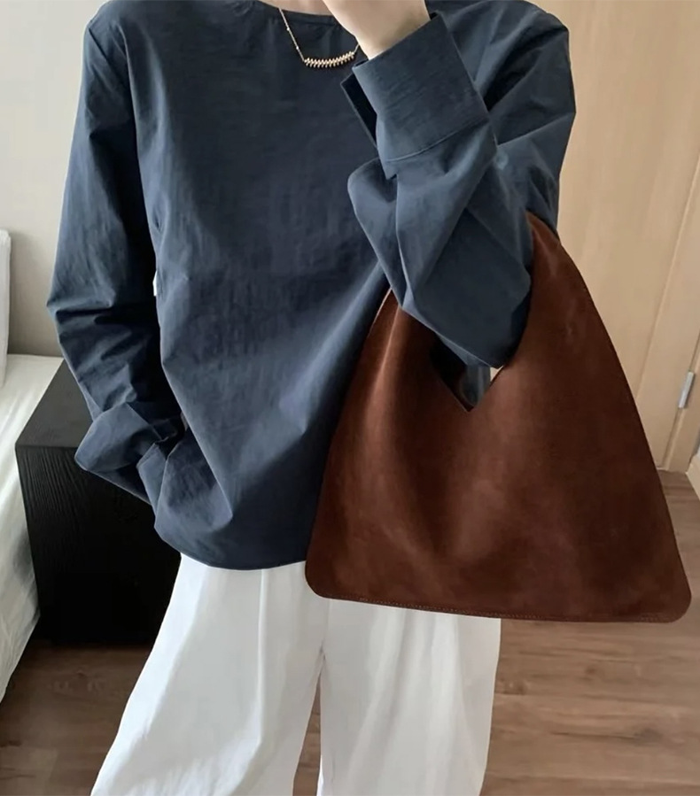 2024 autunno e inverno nuova borsa a mano piccola in pelle scamosciata alla moda borsa a triangolo hobo_voghion.com