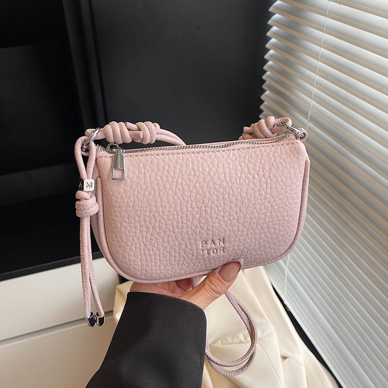 Bolsos pequeños populares de este año 2025 primavera y verano nuevos bolsos de mujer bolso de hombro con patrón de lichi fresco bolso de mensajero de letras casuales