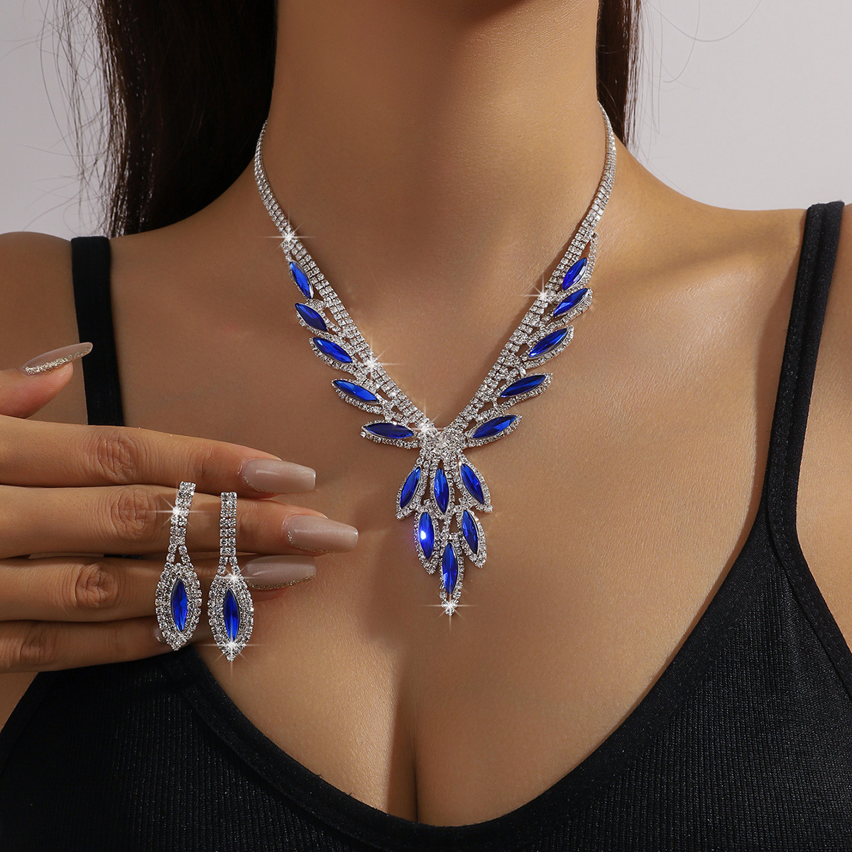 módní luxusní diamantové náušnice s náhrdelníkem a třemi díly, sada šperků, doplňky_voghion.com