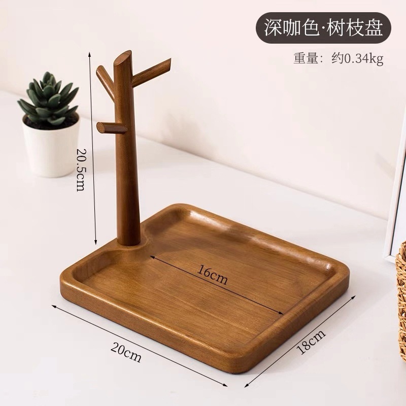 玄関の入戸鍵収納ケースに飾られた展示棚の実木掛け棚がドアに入って鍵棚のアイデア棚を掛けている|undefined