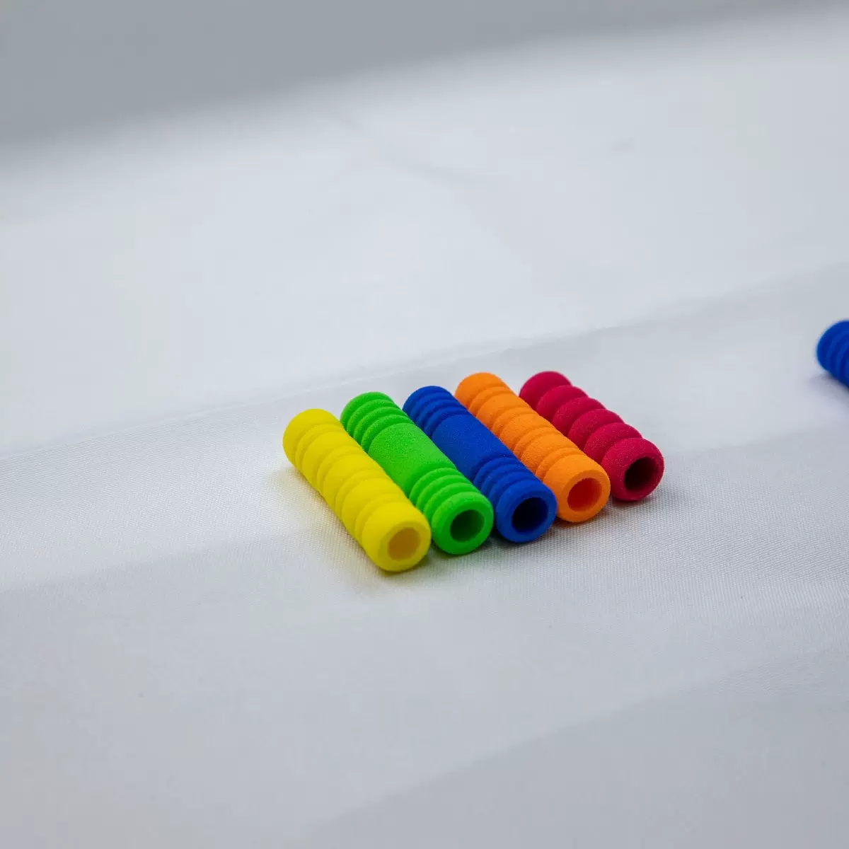 跨境工厂笔套欧盟标准EVA护指铅笔套握笔器儿童写字海绵认证文具