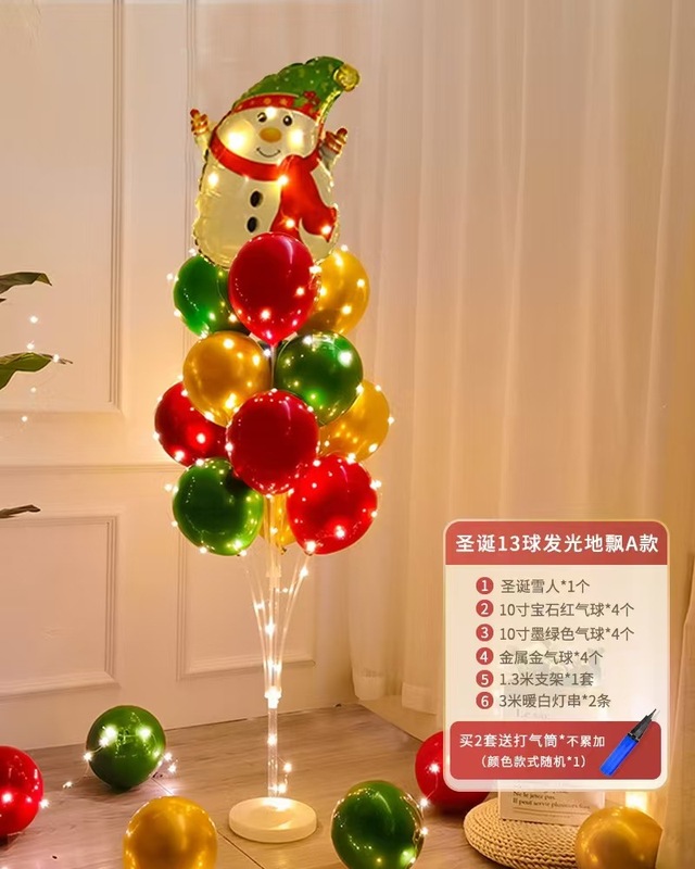 クリスマスの装飾が光るテーブルが風船を漂わせます。|undefined
