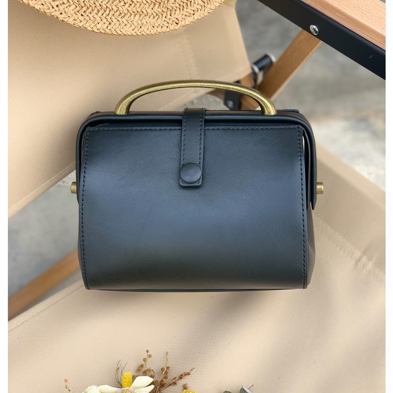 Wholesale Women's Large Capacity Crossbody Bag, Vintage Casual Vegetable Tanned Leather Doctor Bag, Commuter Handbag & Shoulder Bag - Thumbnail 8