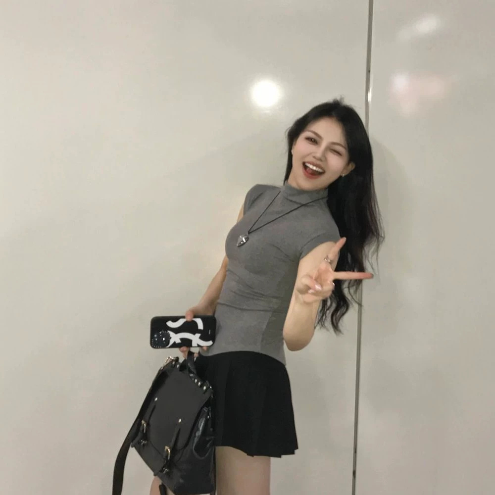 태국 솔리드 컬러 올 매치 탄성 아크 에지 선박 티셔츠 여성용 순수 욕망 울트라 반팔 반파 칼라 개미 허리 스파이스 걸 T
