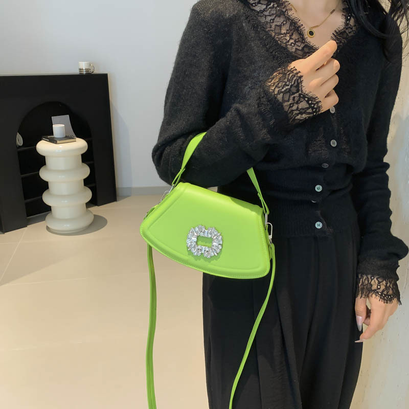 Bolsa pequeña para mujeres 2024 verano nuevo estilo de belleza de un solo hombro estilo de tendencia de textura exterior de color sólido bolso de asiento bolso