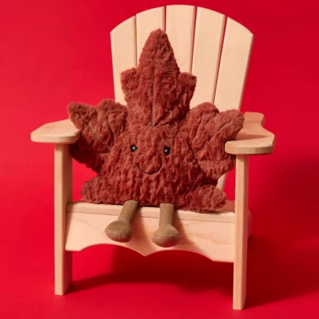 Канада выпустила ограниченную серию плюшевых кукол с кленовым листом, чтобы сопровождать милую комфортную куклу в качестве подарка осенью.