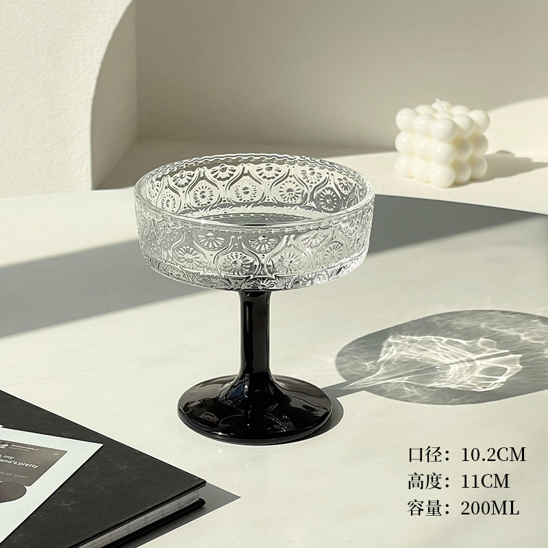 Taza de helado de alto pie tallado de flores casera de verano bebida fría taza de yogur pudín afgaido taza de helado de postre