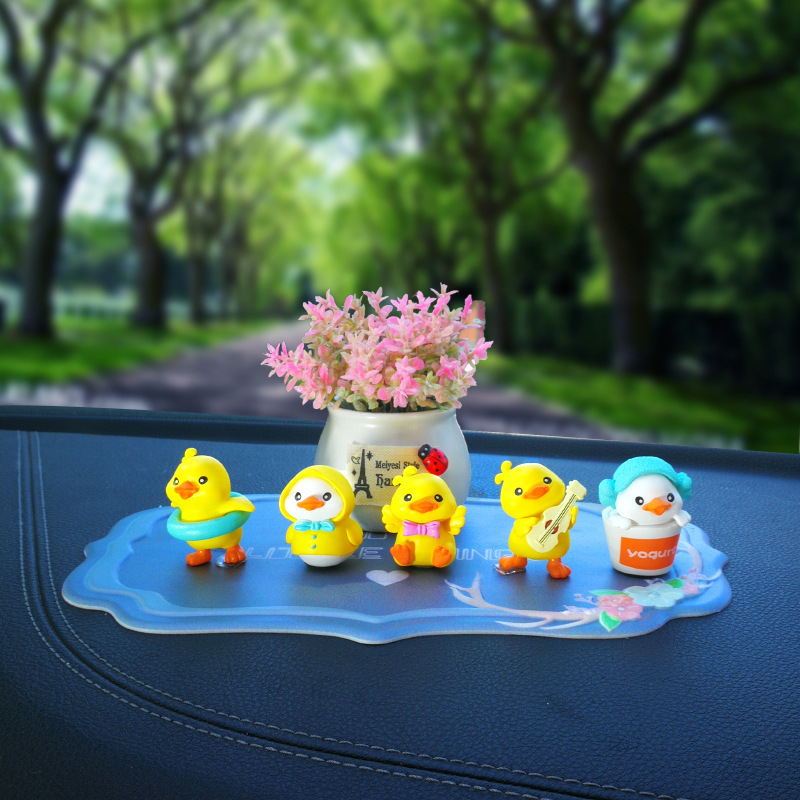 Nuevo adorno de coche creativo rojo neto dibujos animados pequeño pato amarillo adorno de coche consola central lindo lindo pato recto