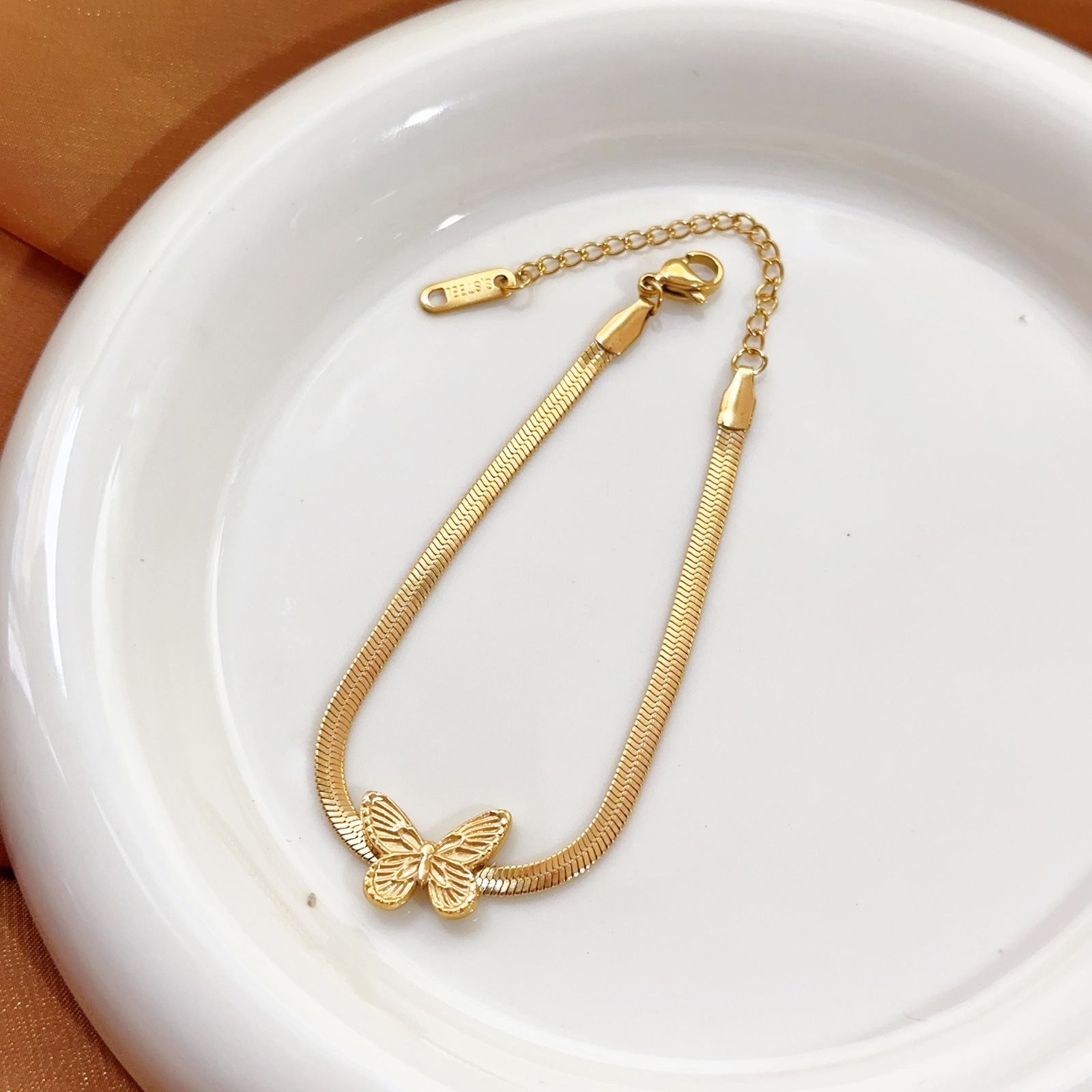 Europa y América transfronterizos amor retro mariposa plana pulsera de diseño de personalidad femenina de oro joyería de mano conjunto de acero de titanio sensación de alto nivel image 4