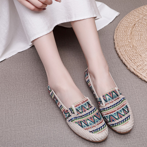 2024 Spring and Summer Old Beijing Cloth Shoes Women's Flat Heel Ethnic Style Shallow Mouth Middle-aged and Elderly Slip-on Lazy Mother's Shoes