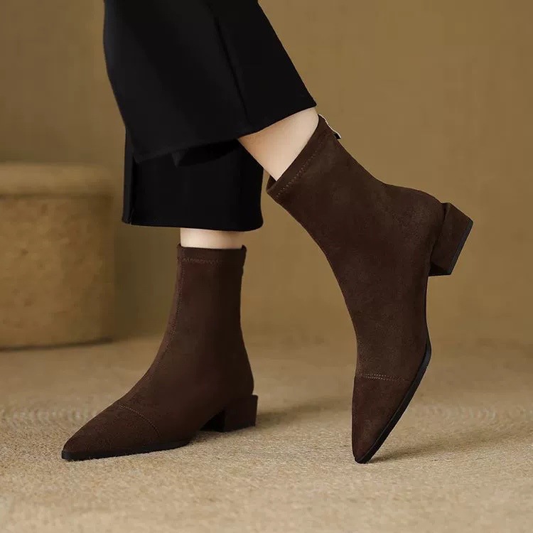 Winterse afslankende laarsjes met elastische tailleband voor dames in grote maten, gevoerd met fleece, warme spitse neus en lage suède hak._voghion.com