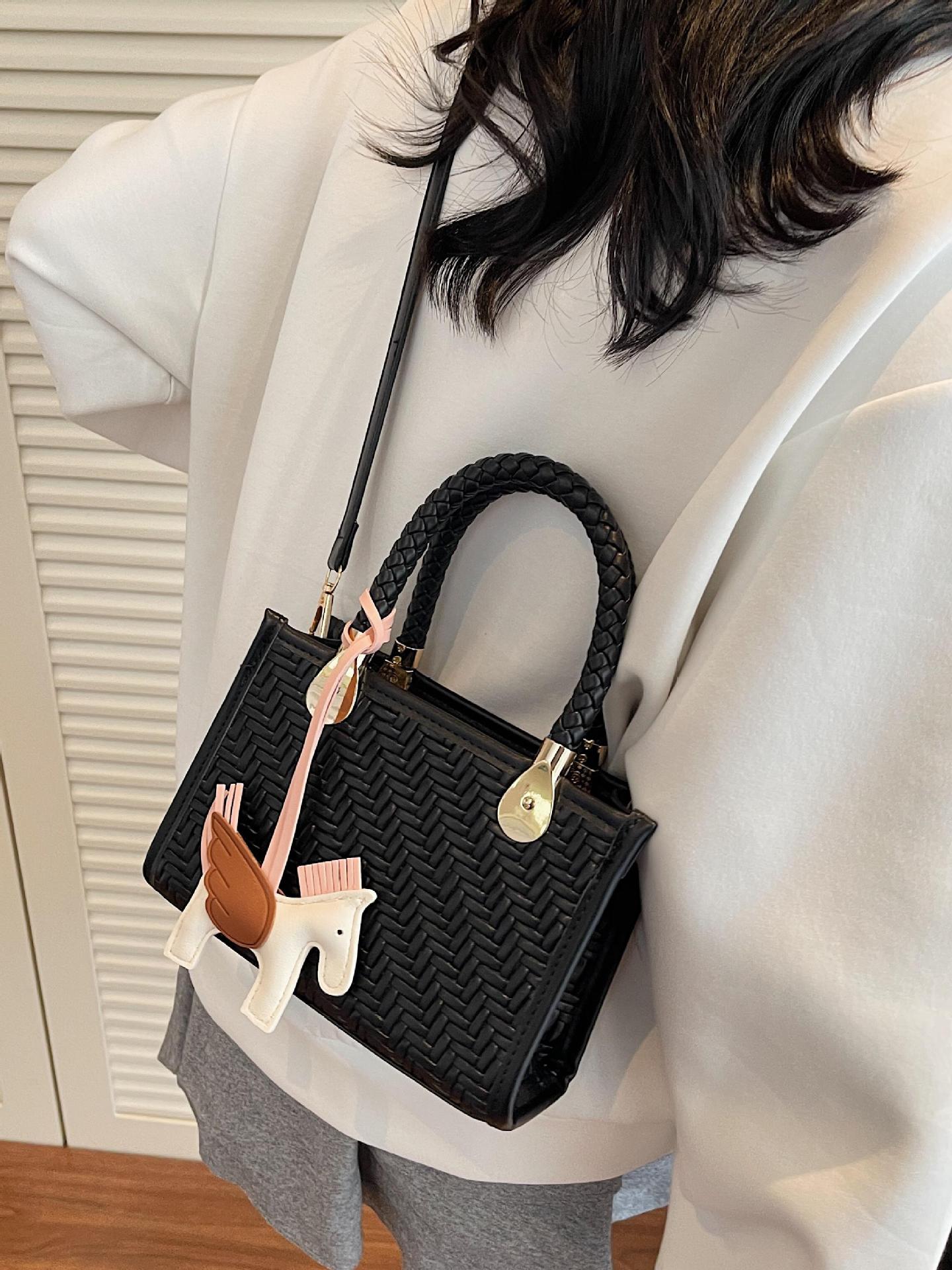 Bolso tejido más vendido de comercio exterior para mujer 2025 nuevo bolso de hombro de moda de color en contraste textura bolso cuadrado pequeño de mensajero de todo fósforo