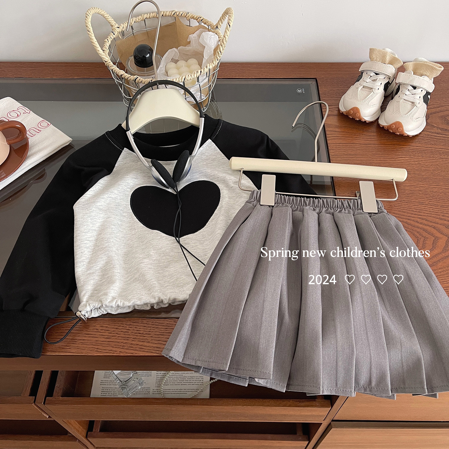 Felpa con cappuccio a maniche lunghe per ragazze coreane, nuova primavera 2024, con gonna corta plissettata, versatile set da due pezzi 24011_voghion.com