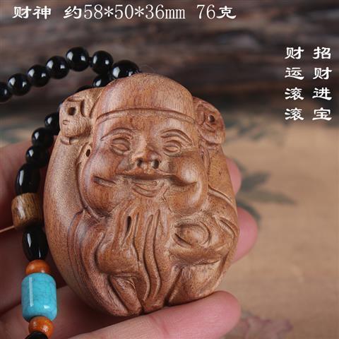 手でラオスの黄花梨の手を彫刻します。|undefined