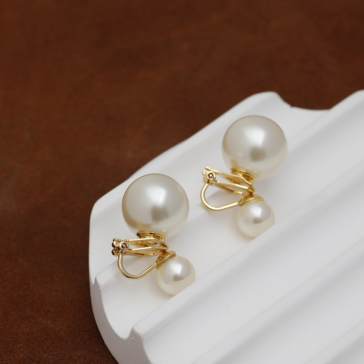 Retro earrings from pearl