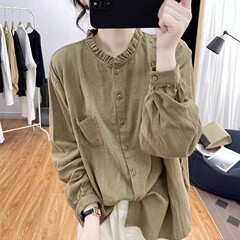 純綿生地の春と秋のレトロな長袖シャツの女性はゆったりとしたカジュアルなデザイン感のあるシャツの上着を着ています。