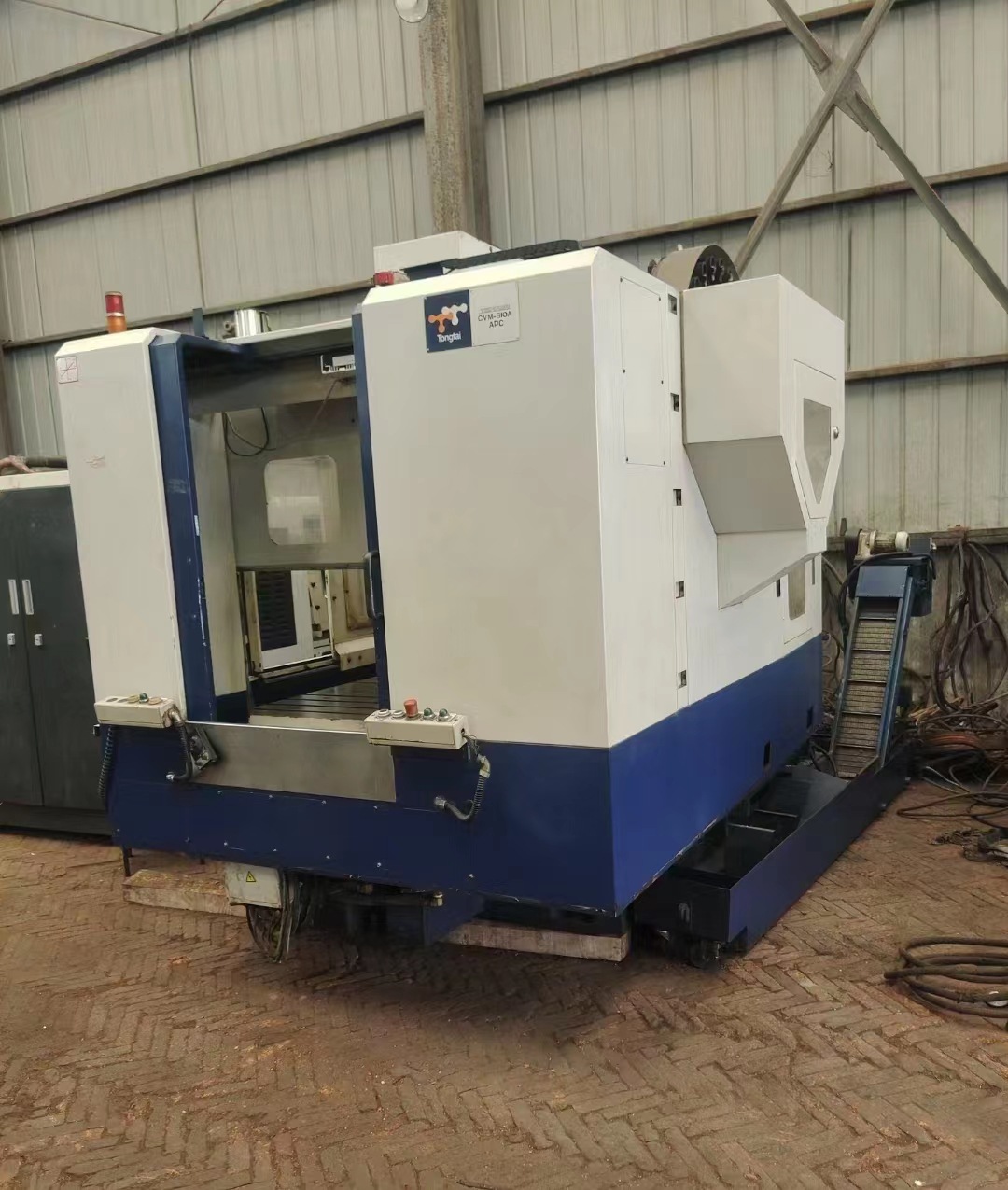 处理二手东昱CVM-610A+APC立式综合加工机主轴转速8000