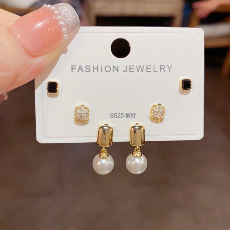 S925 aguja de plata micro incrustaciones de circón pendientes cortos pendientes de pelo corto japonés y coreano elegante todo-fósforo simple conjunto de tres piezas pendientes para las mujeres