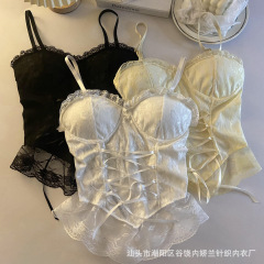 フレンチレースのキャミソールの女性ベルトの胸パッドの外着の一体式のスチールリングのない美背の組み合わせの短い上着