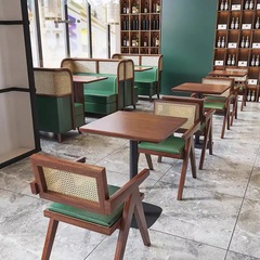 レストラン、カフェ、壁掛けソファ、日本料理店、レストラン、籐ソファ、ミルクティーケーキショップ、無垢材のテーブルと椅子の組み合わせ