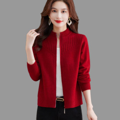 ファスナーのセーターのコートの女性の短いタイプの秋冬の新型のファッションの上着の小さい背の外は丸首の麻花のニットのカーディガンを掛けます。