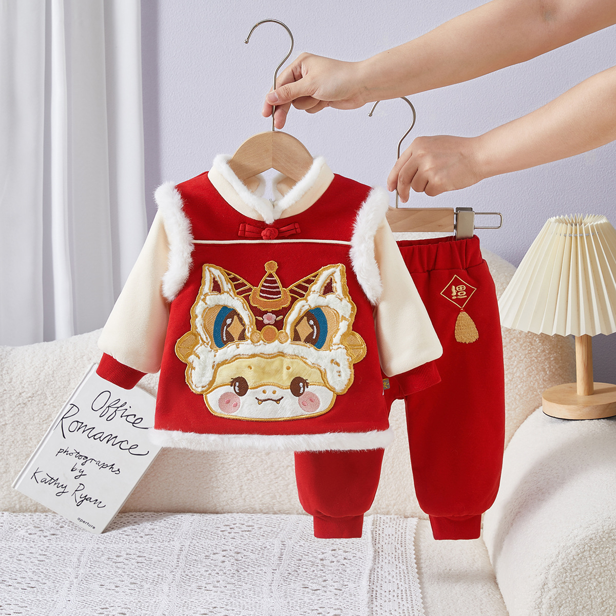 어린이 의류 겨울 어린이 세트 중국 스타일  소년과 소녀 겨울 두 조각 새 어린이 신년 옷 생일 원피스