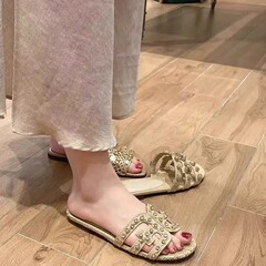 在庫あり〜Yu Shuxinと同じスタイルの女性用編み込みビーチサンダル、2025年夏新作フレンチラインストーンフラットスリッパ