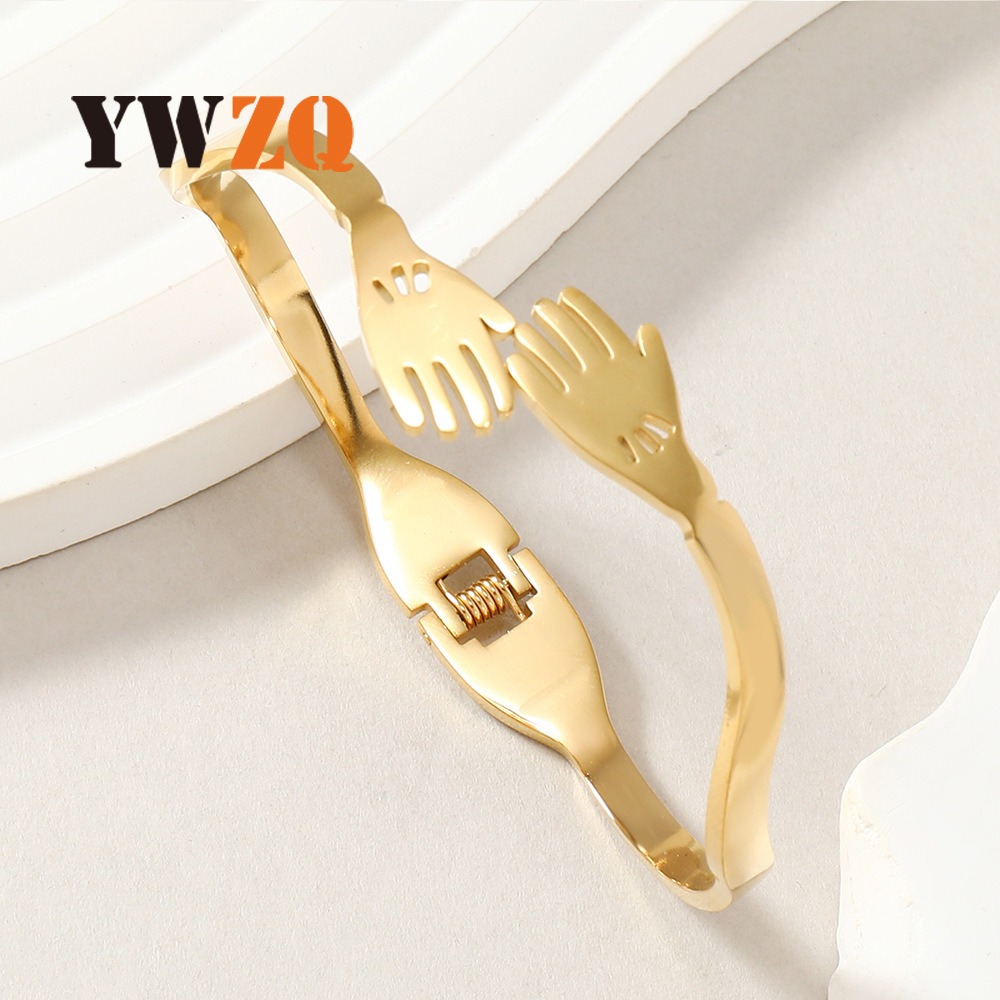 Nueva joyería de acero inoxidable de lujo diseño mano abrazo titanio acero primavera hebilla pulsera fabricante