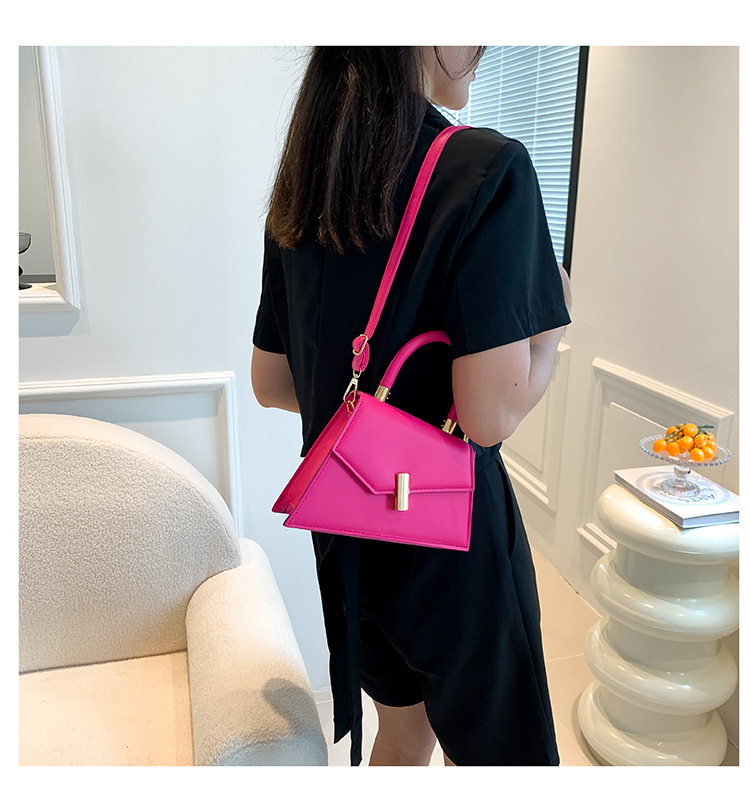 Women's Medium Pu Leather Solid Color Streetwear Lock Clasp Handbag Crossbody Bag display picture 8