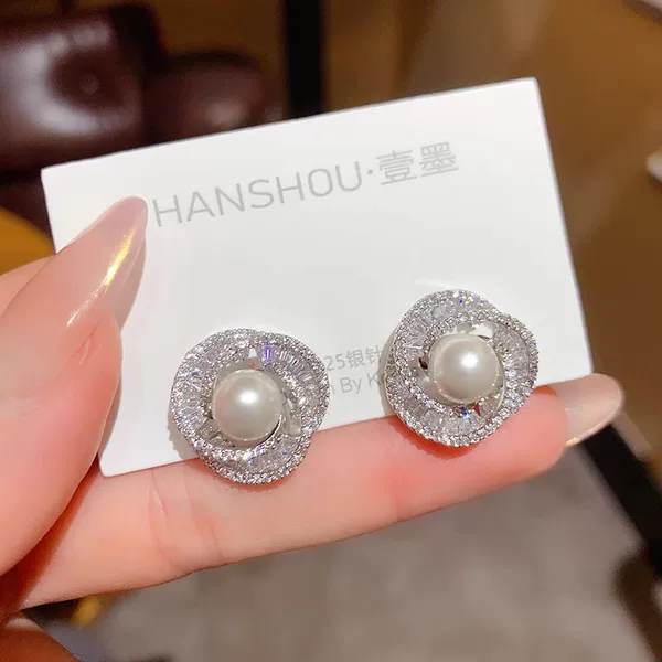 Exquisite, Fashionable, Light Luxury, Super Sparkling Full Diamond Pearl Spiral Earrings with S925 Silver Needle, Versatile and High-End Earrings for Women