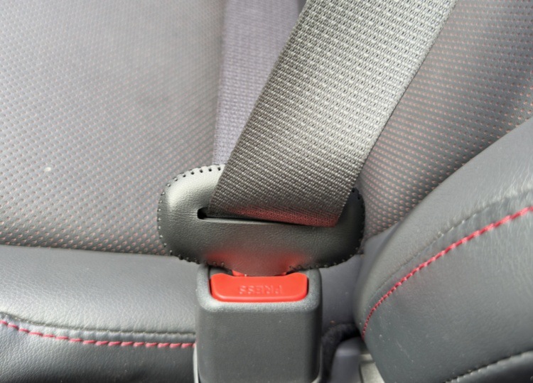 Car seat belt bayonet latch tongue protection decorative cover seat belt anti-collision leather cover interior supplies