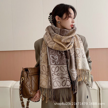 新仿羊绒围巾女士欧美风格字母图案保暖外搭多用外贸披肩轻奢