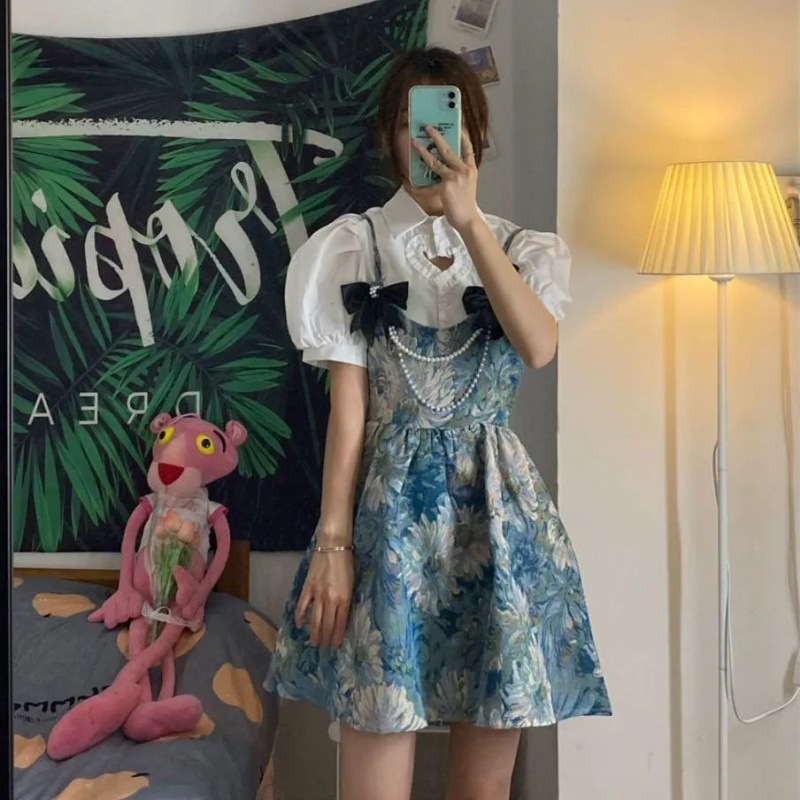 반팔 러브 셔츠 + 하늘색 서스펜더 스커트 [프리 체인]