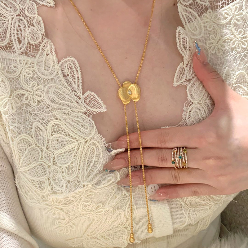 Xiaohongshu 人気のゴールデンシルク胡蝶蘭ネックレス 2025 新しいワイヤーベルベット小さな金の花タッセルスタック鎖骨チェーン|undefined
