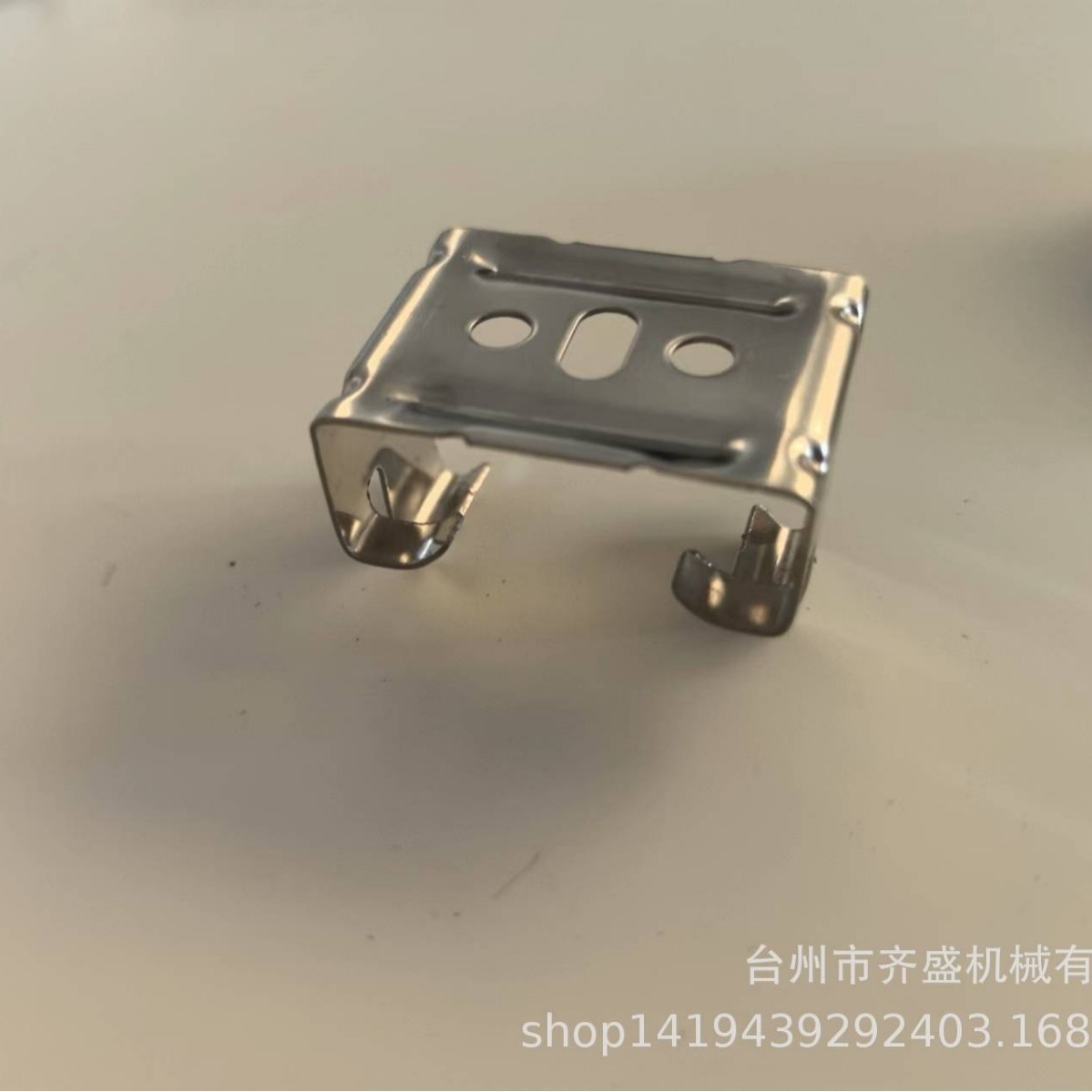 三防灯不绣钢五金冲压件加工T5T8金属固定挂板安装卡扣厂家直销