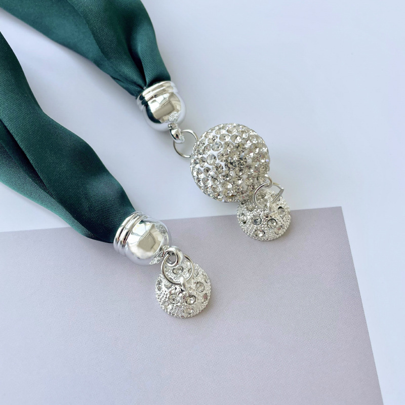 Bufanda de seda con hebilla magnética, collar de estilo coreano, elegante colgante de cuentas de diamantes, bufanda fina de color puro, bufanda para el cuello, bufanda decorativa, serpentina