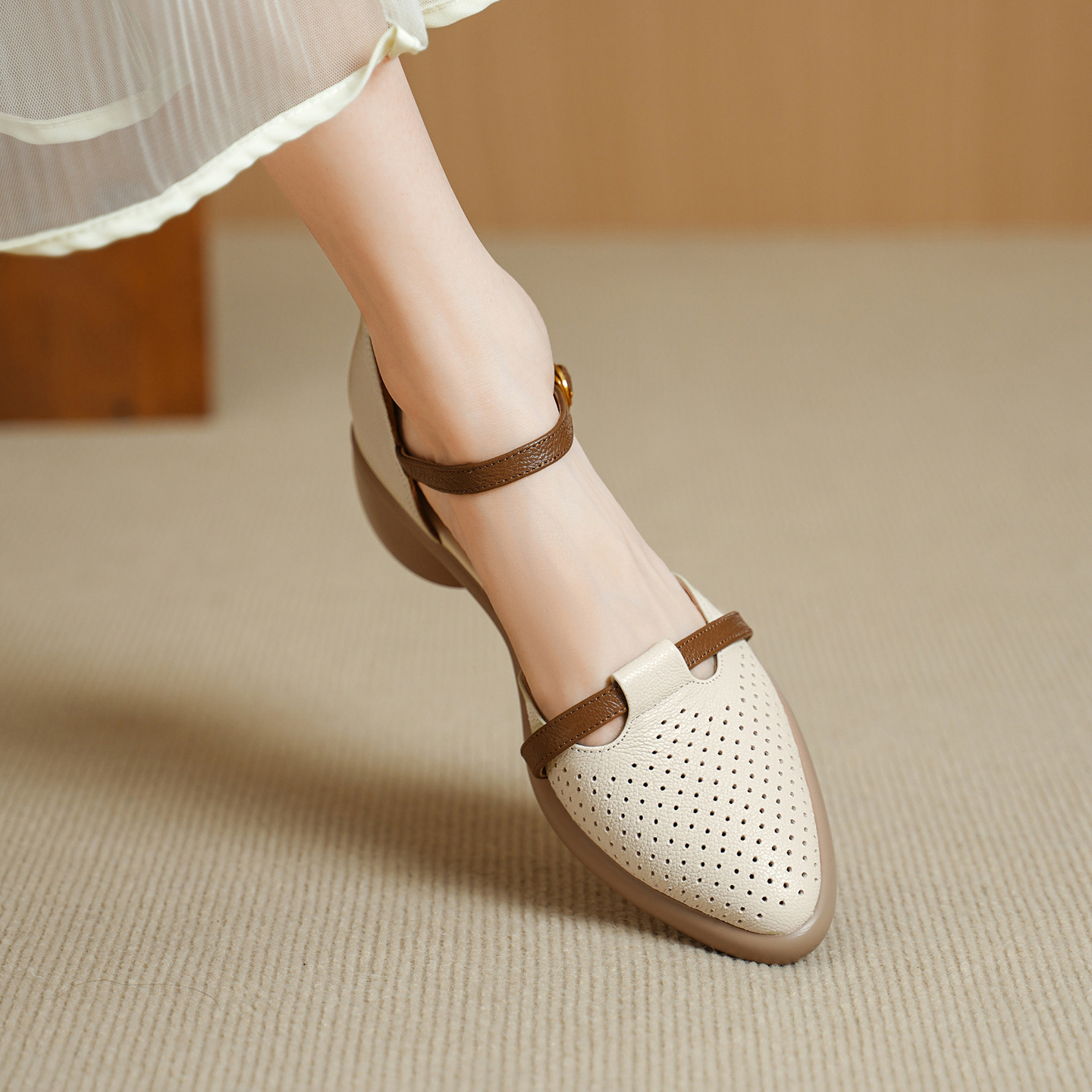 Sandal nữ quai ngang da dê mũi tròn gót vuông cao 9 cm — màu trắng ngà