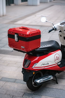 Motorcycle trunk box, retro trunk, scooter cargo - travel-suitcase-43-goddess-red-black-middle-frame-lining-fingerprint-lock