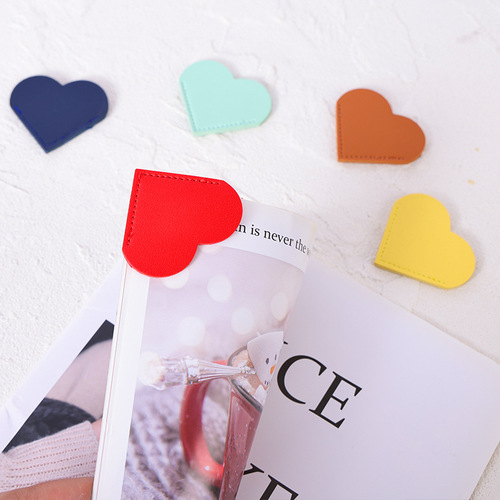 Leather love bookmark mini portable gift heart-shaped bookmark book page clip book corner protective cover can be customized with logo