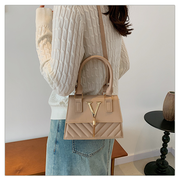 This year, trendy, fashionable and high-quality handbags are in vogue. Women's bags with stylish tassels and unique diagonal patterns are single-shoulder crossbody women's bags undefined