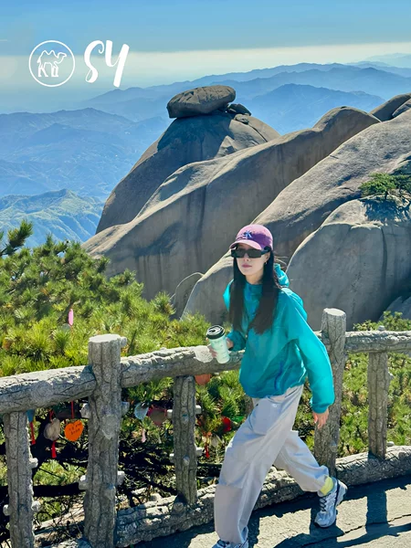 Branded women's summer 2026 new UV protection outdoor hiking lightweight jacket, loose-fitting sun protection coat