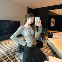 格纹扭结长袖针织衫女秋季2025新款辣妹设计感半开领修身显瘦上衣