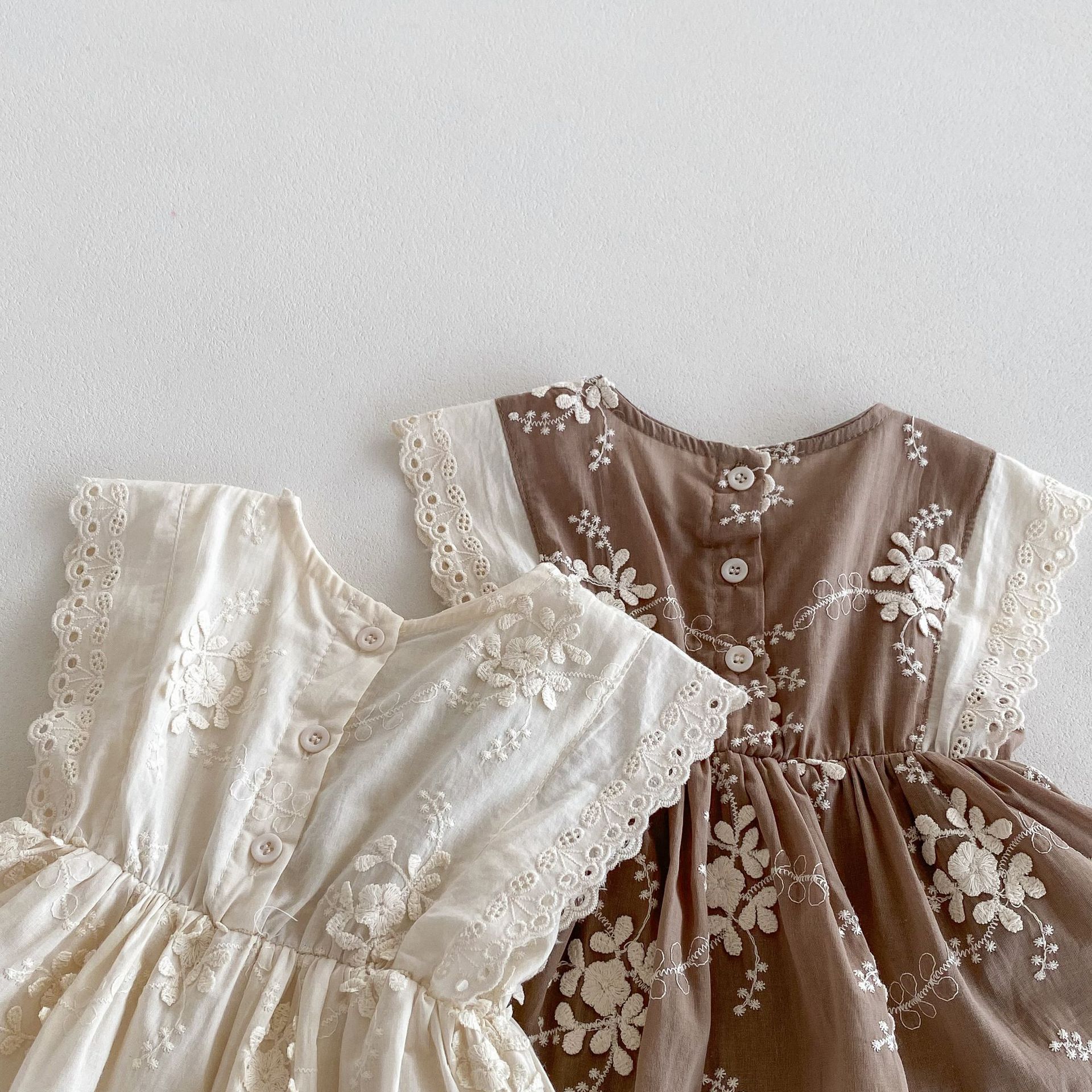 Ins韓国版赤ちゃんの袖なしのお尻の服の女性の赤ちゃんの洋気の刺繍のハスのスカートの夏の薄いタイプの外出は服を登ります。