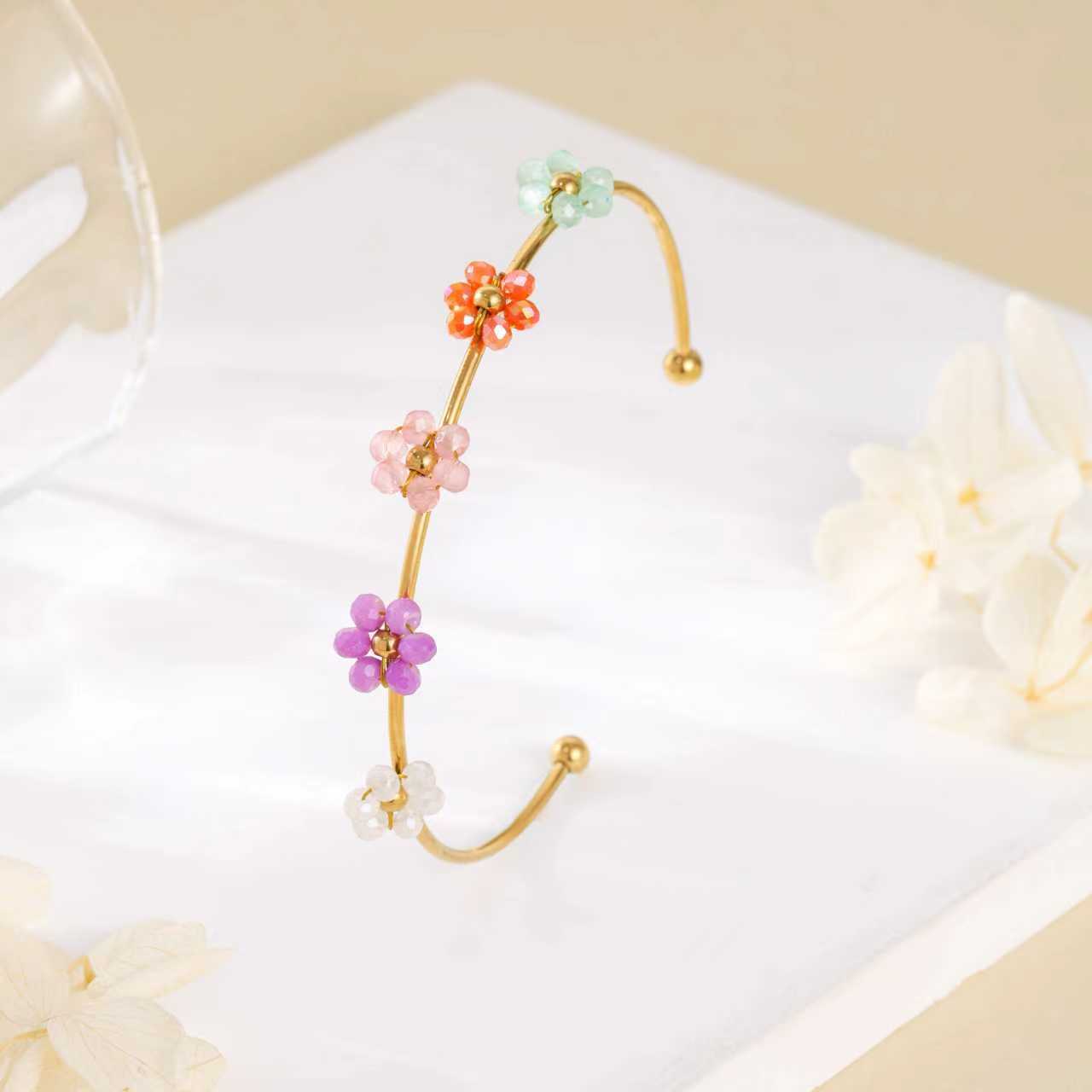 Europa y los Estados Unidos transfronterizos pulseras de acero de titanio no se desvanecen abertura de acero inoxidable flores lindas mujeres lujosas joyas de mano de alta calidad